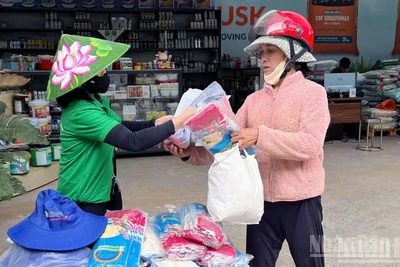 Trao quà tặng người dân trong chương trình đổi bao bì thuốc bảo vệ thực vật sau khi sử dụng lấy quà tặng.