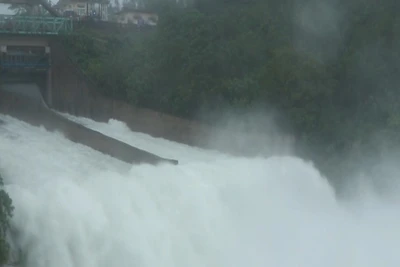 [Video] Mưa lớn, hồ đập tại Hà Tĩnh xả lũ hàng nghìn nhà dân ngập nước