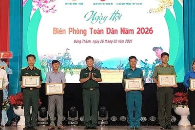 Đại tá Dương Văn Dược, Chính ủy Ban Chỉ huy Bộ đội Biên phòng Tây Ninh tặng giấy khen cho tập thể và cá nhân đã có thành tích tiêu biểu trong thực hiện phong trào "Toàn dân tham gia bảo vệ chủ quyền lãnh thổ, an ninh biên giới quốc gia trong tình hình mới".