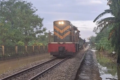 Tuyến đường sắt Bắc-Nam qua TP Huế đã được khôi phục và thông tuyến.