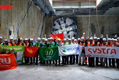 [Video] Máy TBM “Thần tốc” của tuyến đường sắt đô thị Nhổn – Ga Hà Nội về đích tại Ga S12