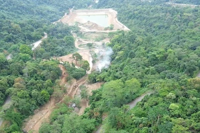 Nhìn từ trên cao, từng mảng rừng vốn xanh ngắt trong khu du lịch Thiên Sơn-Suối Ngà giờ bong tróc, trơ ra toàn đất với đá.