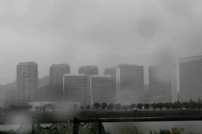 Do ảnh hưởng của bão Wipha, gió mạnh và mưa lớn đã xảy ra tại nhiều khu vực tại tỉnh Quảng Đông, Trung Quốc. (Ảnh: Tân Hoa xã)