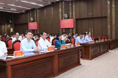 Các đại biểu tham gia quyên góp.