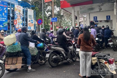 Giá xăng, dầu tăng đột biến khiến nhiều người dân có tâm lý mua tích trữ trong gia đình tiềm ẩn nguy cơ cháy, nổ cao.