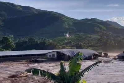 Máy bay tiếp cận khu vực 8 người tại bản Anh Trung, xã Mường Hung bị cô lập do mưa lũ.