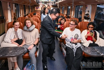 "Chuyến tàu hạnh phúc" đêm Giao thừa là một hành trình đong đầy hạnh phúc. (Ảnh: THÀNH ĐẠT)