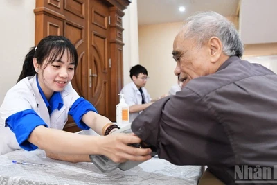 Đoàn viên, thanh niên tình nguyện Thủ đô khám bệnh miễn phí cho người cao tuổi.