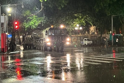 Đêm ngày 18/9, rạng sáng 19/9, dưới cơn mưa nặng hạt, dàn khí tài tham gia diễu binh, diễu hành đại lễ 2/9 đã di chuyển về các điểm tập kết tại trung tâm Hà Nội.