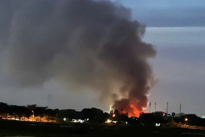 Đám cháy tạo thành cột khói đen cao.
