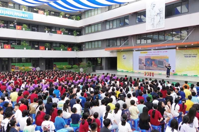 Hơn 700 em học sinh khối lớp 6 và lớp 7 của Trường trung học cơ sở Trần Duy Hưng được hướng dẫn những kỹ năng cơ bản về phòng cháy, chữa cháy và cứu nạn, cứu hộ. (Ảnh: TRUNG PHẠM)