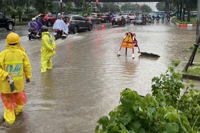 Sáng 27/8, Hà Nội có mưa vừa, mưa to khiến các điểm úng, ngập nước rút rất chậm.