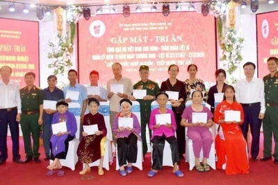 Trao tặng quà tặng các Mẹ Việt Nam Anh hùng.