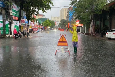 Xí nghiệp Thoát nước số 7 ứng trực trên đường Phùng Hưng.