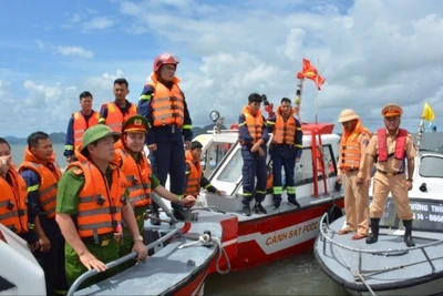 Đại tá Lê Hồng Vân, Phó Giám đốc Công an tỉnh Quảng Ninh trực tiếp chỉ đạo, động viên cán bộ chiến sĩ khắc phục khó khăn về thời tiết tìm kiếm nạn nhân mất tích. (Ảnh: Công an tỉnh Quảng Ninh)