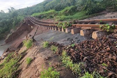 Do ảnh hưởng của bão số 13 gây mưa to, gió lớn trên khu vực từ Quảng Ngãi đến Tuy Hòa, một số đoạn đường sắt đã bị hư hỏng gây gián đoạn chạy tàu.