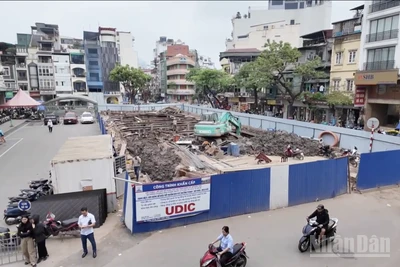 Công trình bể điều tiết ngầm khu vực Đường Thành-Bát Đàn-Nhà Hỏa nằm ở trước cổng chợ Hàng Da, là nút giao của 5 tuyến phố: Hàng Da, Đường Thành, Yên Thái, Hàng Điếu, Nguyễn Văn Tố. 