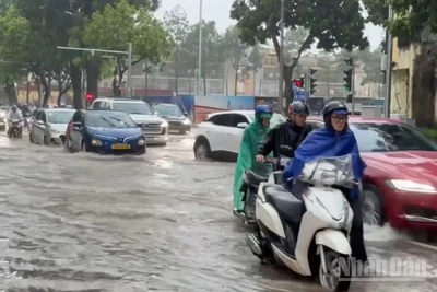 Mưa to khiến nhiều tuyến đường úng ngập gây khó khăn cho người và phương tiện tham gia giao thông.