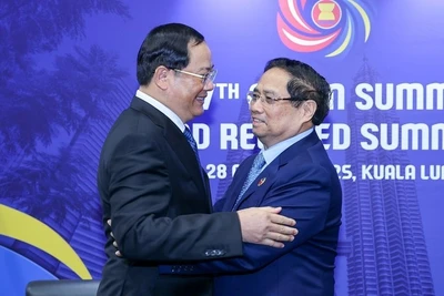 Thủ tướng Chính phủ Phạm Minh Chính gặp Thủ tướng Lào Sonexay Siphandone. (Ảnh: Nhật Bắc/VGP)