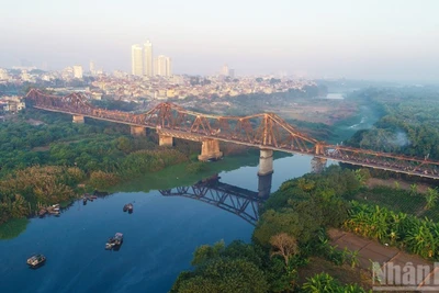 Tạm dừng chạy tàu qua cầu Long Biên do một nhịp cầu gặp sự cố.