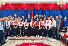 Đoàn đại biểu thanh thiếu nhi Việt Nam tại hoạt động chào xã giao Bí thư Trung ương Đoàn Thanh niên Nhân dân Cách mạng Lào Monxay Laomuasong. 