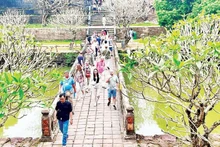 Du khách quốc tế tham quan một điểm di tích tại Huế.