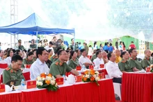 Các đồng chí lãnh đạo Bộ Công an và tỉnh Hà Tĩnh dự Ngày hội Toàn dân bảo vệ an ninh Tổ quốc tại xã Việt Xuyên.