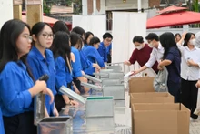 Thí sinh gửi lại các thiết bị, đồ dùng cá nhân trước khi vào phòng thi sáng 26/6 (Ảnh: THẾ ĐẠI)
