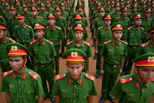 Hơn 800 chiến sĩ Công an nhân dân thuộc 4 khối, đứng nghiêm trang luyện tập trong những ngày nắng nóng.