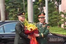 Đại tướng Nguyễn Tân Cương, Ủy viên Trung ương Đảng, Ủy viên Thường vụ Quân ủy Trung ương, Tổng Tham mưu trưởng Quân đội nhân dân Việt Nam, Thứ trưởng Quốc phòng đón đoàn đại biểu quân sự cấp cao Quân đội Hoàng gia Thái Lan do Đại tướng Songwit Noonpackdee, Tư lệnh Lực lượng Quốc phòng Thái Lan.