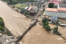 Một đoạn đường và cây cầu bị hư hại do lũ quét tại Thiên Tân, Trung Quốc ngày 28/7/2025. Ảnh: THX/TTXVN