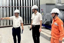 Cán bộ EVN Hà Nội thực hiện kiểm tra thiết bị vận hành tại Trung tâm Hội chợ Triển lãm Quốc gia.