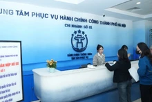 Người dân thực hiện thủ tục hành chính tại Trung tâm Phục vụ hành chính công thành phố Hà Nội.