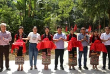 Lãnh đạo Báo Sức khỏe và Đời sống cùng nhà tài trợ, chính quyền địa phương cắt băng khánh thành cầu tràn liên hợp Khe Măng.