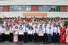 Thầy cô và các em học sinh xuất sắc được tuyên dương chụp ảnh kỷ niệm cùng các đồng chí lãnh đạo tỉnh.