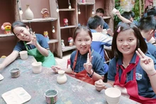 Các em học sinh trải nghiệm làm gốm ở Bát Tràng (xã Bát Tràng, Hà Nội).