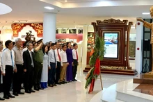 Lễ dâng hoa nhằm tri ân và tưởng nhớ công ơn trời biển của Chủ tịch Hồ Chí Minh