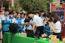 Chương trình tư vấn hướng nghiệp, tuyển sinh của Trường đại học Sư phạm Kỹ thuật Hưng Yên tổ chức tại Trường trung học phổ thông Lạng Giang số 1, tỉnh Bắc Ninh (mới). (Ảnh VÂN ANH) 