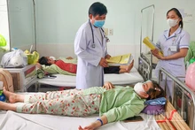 Bác sĩ đang thăm khám các ca bệnh sốt xuất huyết tại Bệnh viện đa khoa tỉnh Vĩnh Long. 