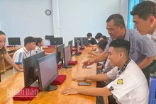 Nhiều thí sinh phấn khởi với điểm thi của mình. 