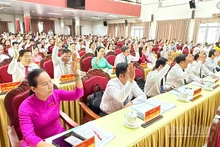 Đại biểu biểu quyết thông qua các tờ trình, nghị quyết. 