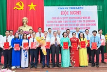 Bí thư Tỉnh ủy Vĩnh Long Ngô Chí Cường trao quyết định và tặng hoa chúc mừng Đảng ủy các cơ quan đảng Vĩnh Long. 