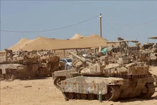 Xe quân sự Israel được triển khai gần biên giới với Dải Gaza. Ảnh: THX/TTXVN