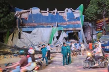 Lực lượng chức năng khắc phục sự cố trong quá trình tháo dỡ tòa nhà rạp Thanh Bình trong tối 27/7.
