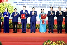Đồng chí Phan Đình Trạc trao quyết định thành lập Đảng bộ tỉnh Đồng Nai.