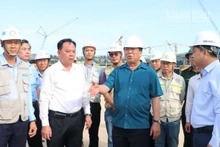 Bộ trưởng Xây dựng Trần Hồng Minh và lãnh đạo tỉnh Đồng Nai kiểm tra tại dự án sân bay quốc tế Long Thành.