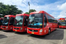 Các xe ô-tô được sử dụng để đưa, đón cán bộ từ Bình Phước sang Đồng Nai làm việc.