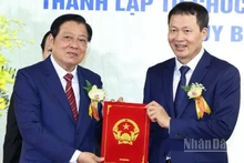Đồng chí Phan Đình Trạc, Ủy viên Bộ Chính trị, Bí thư Trung ương Đảng, Trưởng Ban Nội chính Trung ương trao quyết định cho đồng chí Vũ Hồng Văn, Bí thư Tỉnh ủy, Trưởng Đoàn đại biểu Quốc hội tỉnh Đồng Nai.