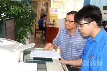 Ông Nguyễn Minh Trí được tình nguyện viên Tỉnh đoàn Đồng Nai hỗ trợ nộp hồ sơ trực tuyến.