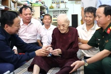Phó Thủ tướng Trần Hồng Hà thăm hỏi, tặng quà Mẹ Việt Nam Anh hùng Nguyễn Thị Mùi.